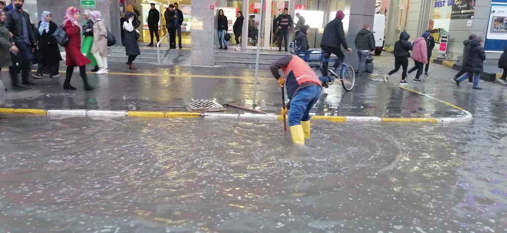 Van’da şiddetli yağmur, yollar  gölet oldu