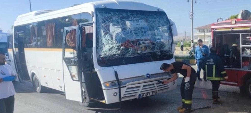 Van’da midibüs ile kamyon çarpıştı: 3 yaralı!