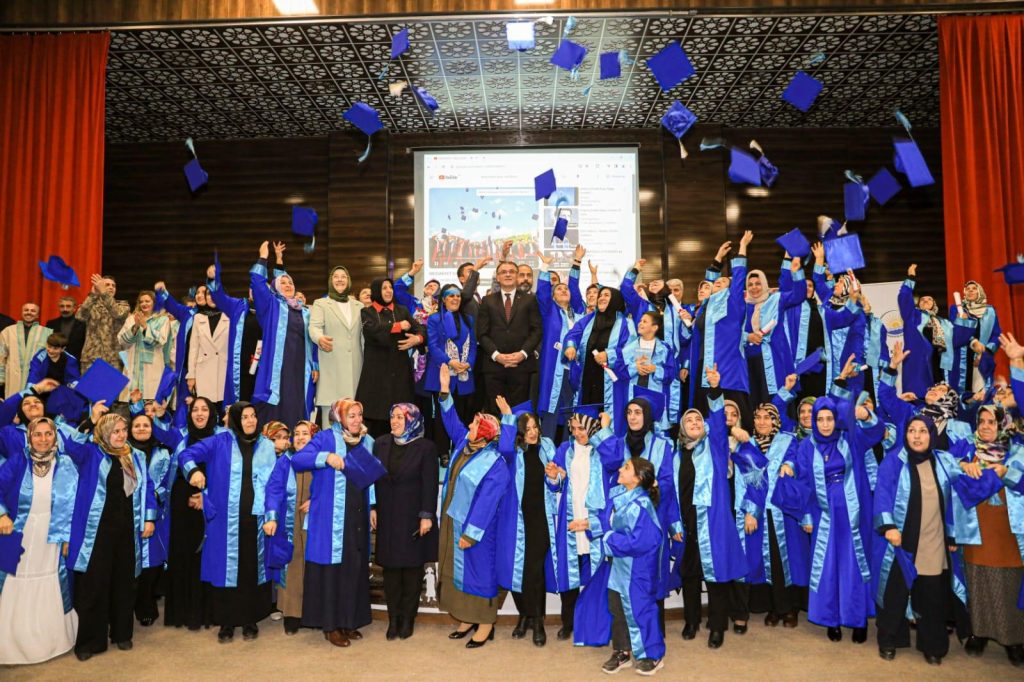 Anne Üniversitesinin İlk Mezun Anneleri Kep Attı