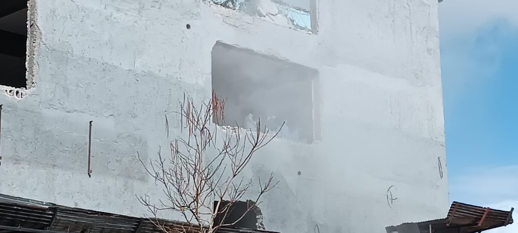 Van’da Yıkım çalışması sırasında vatandaş toz duman içinde kaldı