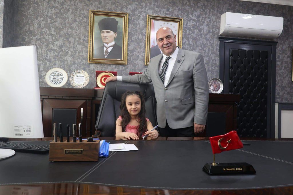 Van İl Milli Eğitim Müdürü Aras’ın Makam Koltuğuna Çocuklar Geçti