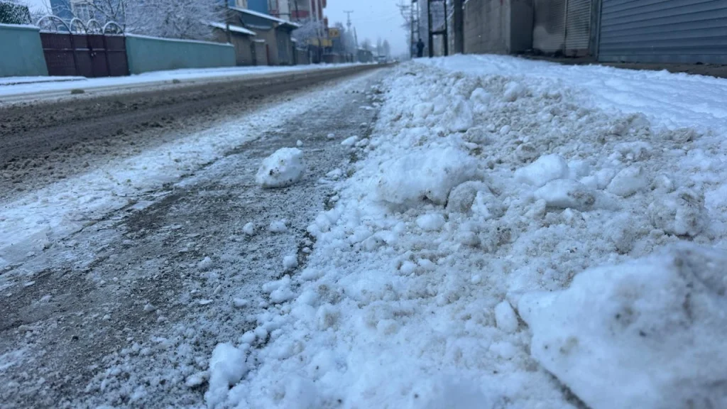 Van’da yoğun kar yağışı: Termometreler eksi 15 dereceyi gösterdi
