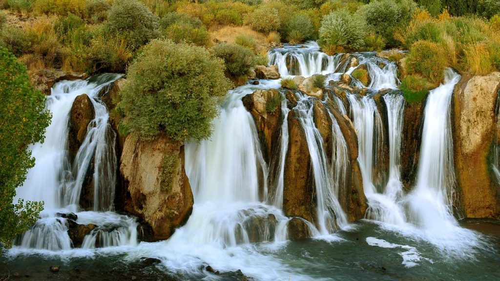 Debisi artan Muradiye şelalesi görenleri hayran bırakıyor