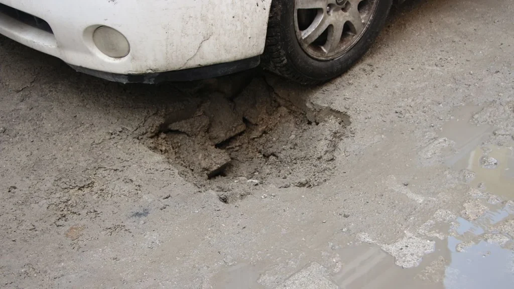 Van’da kaldırım taşlarından yapılan parke yol çöktü