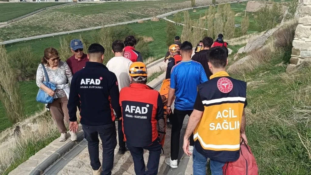 Van Kalesi’nde Can Pazarı: 68 Yaşındaki Kadın Düşerek Yaralandı